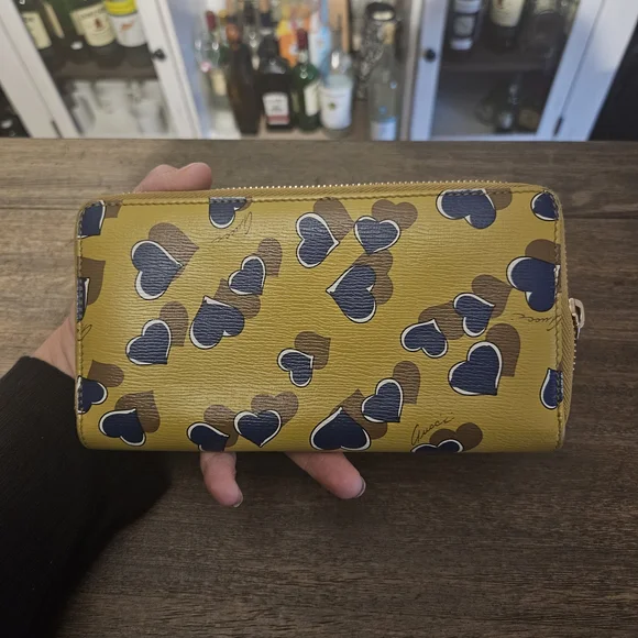 Gucci Shanghai Heartbeat Wallet - Picture 2 of 8